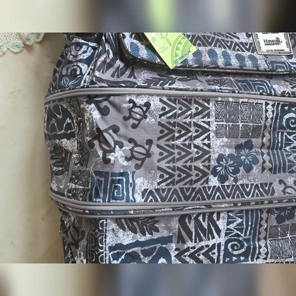 NWT Hawaii Spirit soft luggage bag with double zip extenders and swivel wheels. - Picture 11 of 13